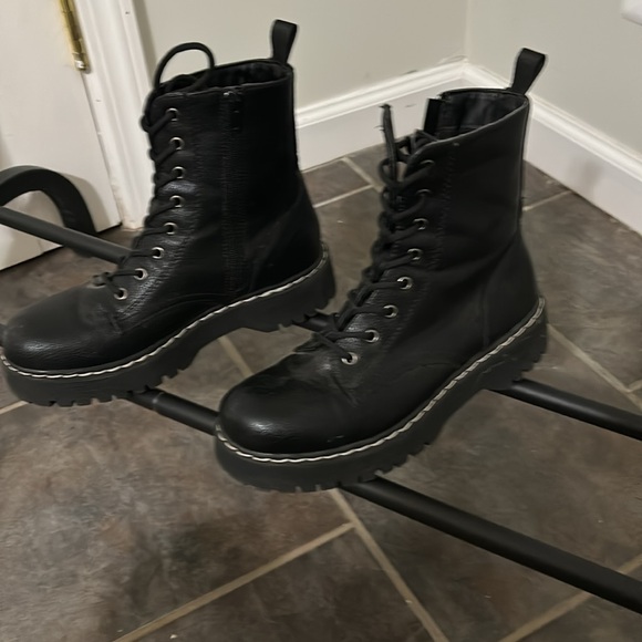 Black lace up boots..barely worn - Picture 2 of 2